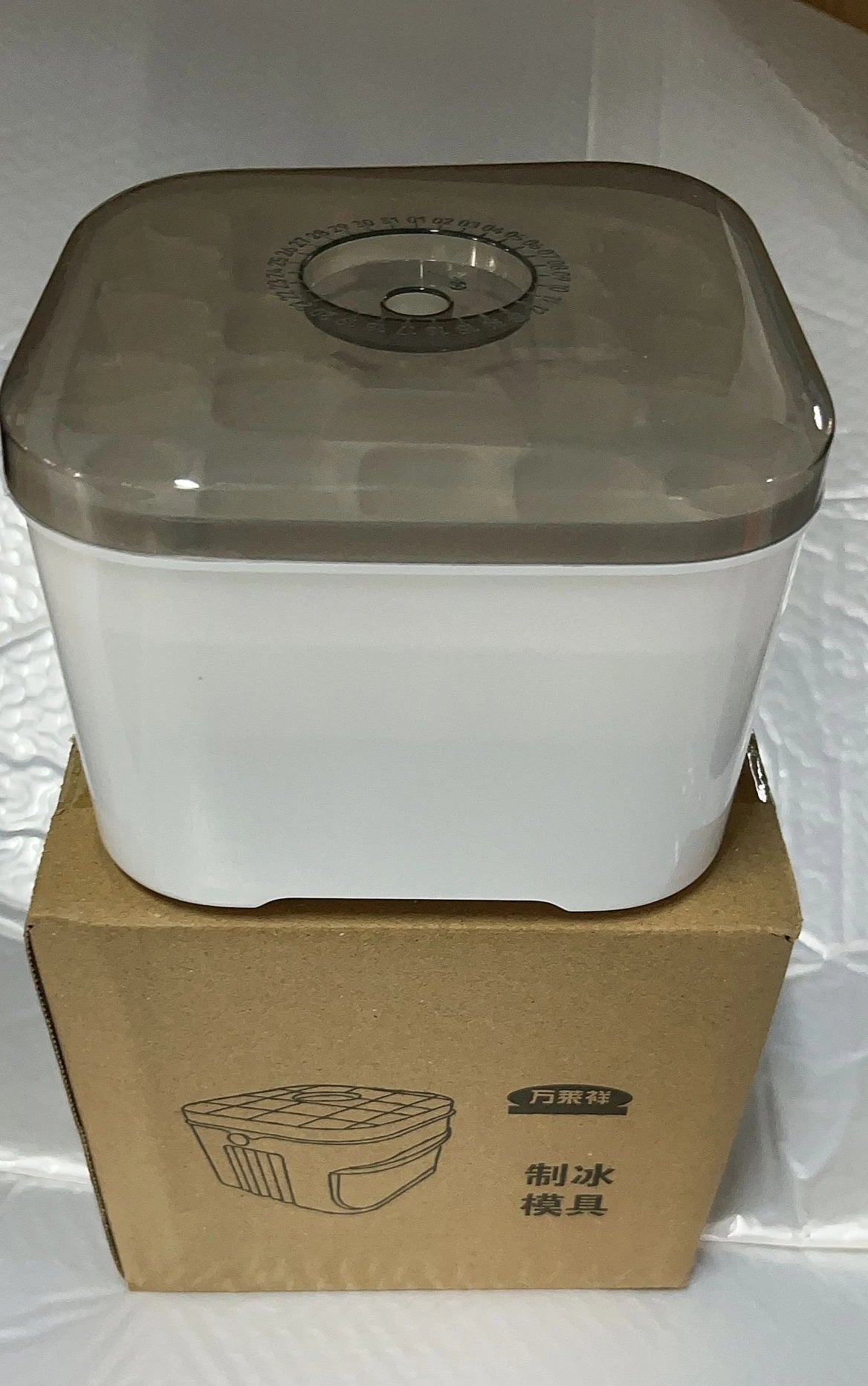 50-cube ice maker with easy press cap